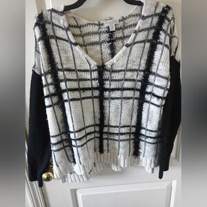 Bisou Bisou Graph Checked V-neck Sweater